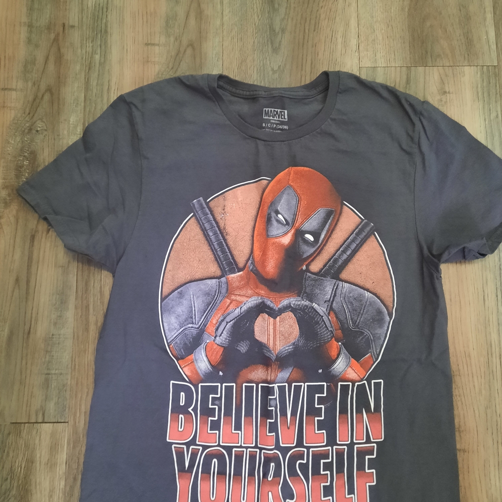 Marvel Deadpool 'Believe in Yourself' Tee - Gray and Red